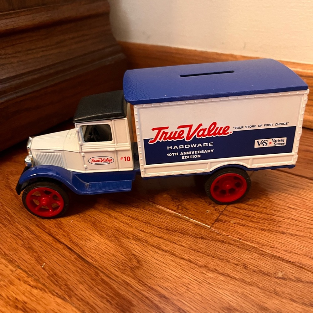 True Value Hardware Metal Diecast Antique Car Coin Bank with Key - Like New!